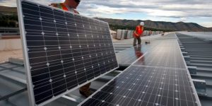 A tetőre vagy a földre környezetbarátabb napelemet telepíteni?